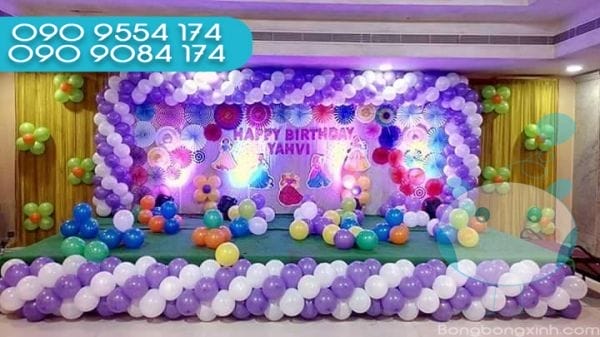 sân khấu với bóng trang trí sinh nhật sân khấu với bóng trang trí sinh nhật