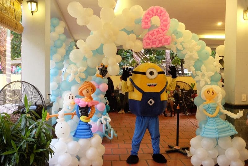 Mascot Minion đón khách Mascot Minion đón khách