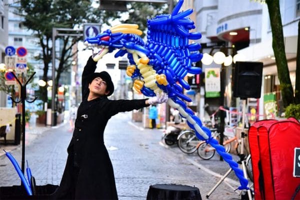 Nghệ nhân tạo hình xiếc bong bóng đường phố