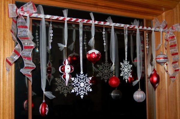 Tận dụng cửa sổ văn phòng để trang trí