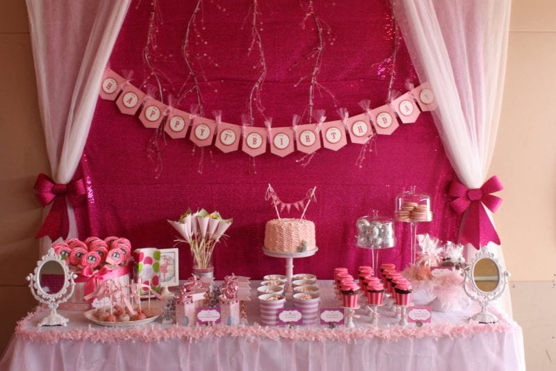 Trang trí bàn sinh nhật màu hồng công chúa