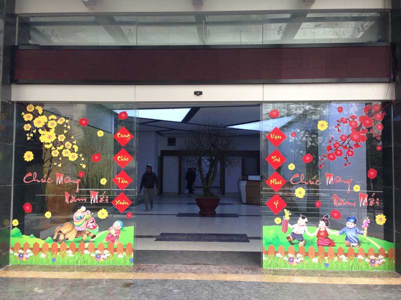 Trang trí cửa ra vào khách sạn với decal Trang trí cửa ra vào khách sạn với decal