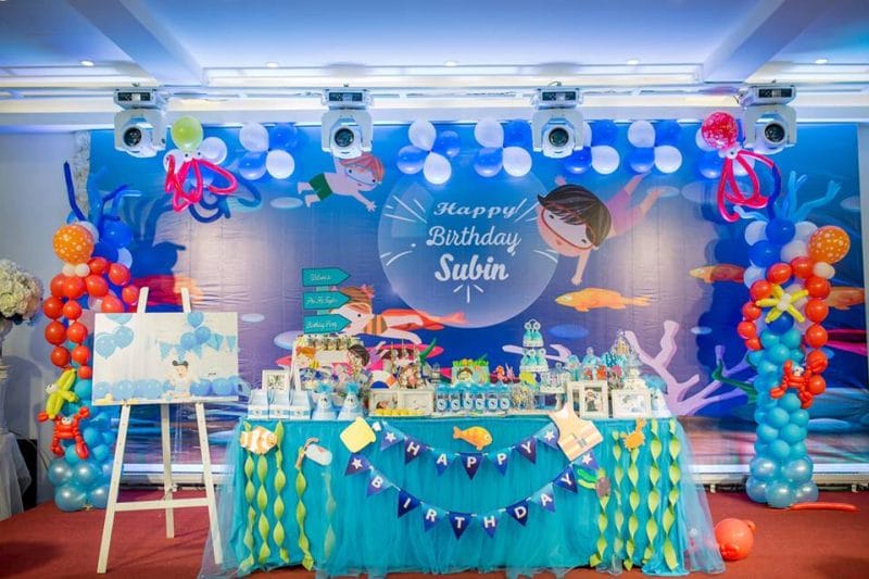 Trang trí sinh nhật màu xanh dương trọn gói cho bé trai gồm bàn quà - backdrop - sân khấu