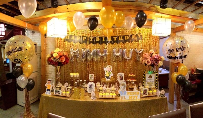 Trang trí sinh nhật sang trọng với rèm kim tuyến vàng Trang trí sinh nhật sang trọng với rèm kim tuyến vàng