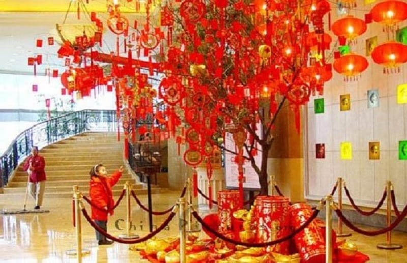 Trang trí tết cho khách sạn với không gian chung màu đỏ Trang trí tết cho khách sạn với không gian chung màu đỏ
