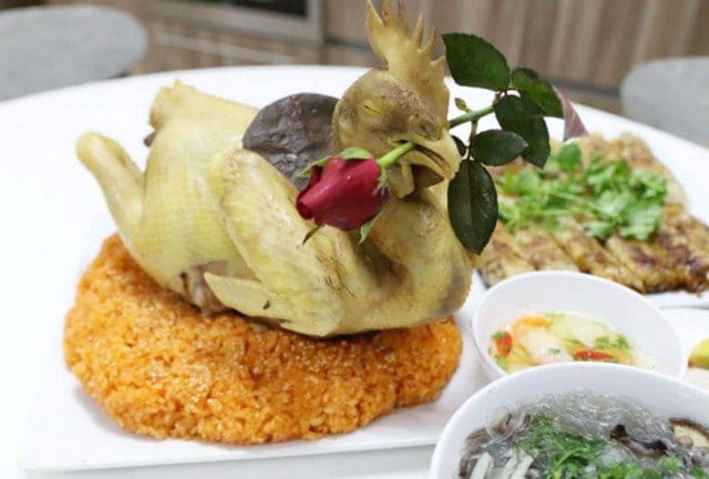 Trang trí tết Việt với Gà ngậm bông Hồng truyền thống
