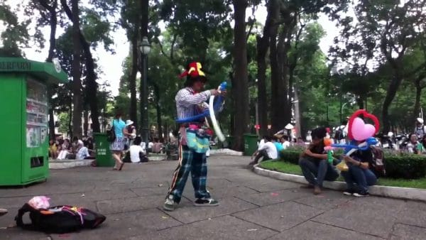 Xiếc bong bóng đường phố những nơi công cộng