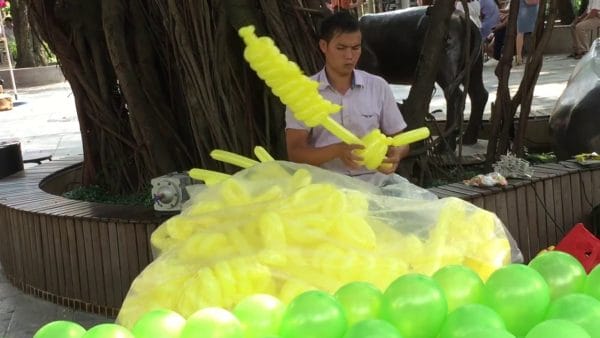 Xiec-bong-bong-tren-duong-pho-tao-hinh-nghe-thuat