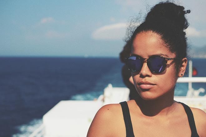 Người phụ nữ đứng dưới ánh nắng mặt trời