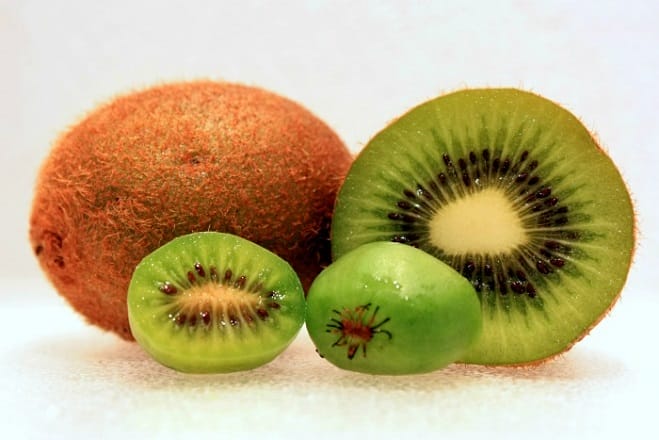 Kiwi giúp làm mờ tàn nhang