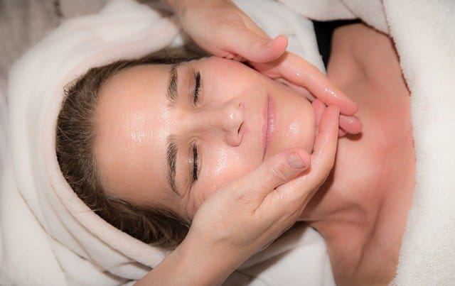 Cách chăm sóc da sau khi điều trị nám bằng laser cần lưu ý những gì Massage mặt