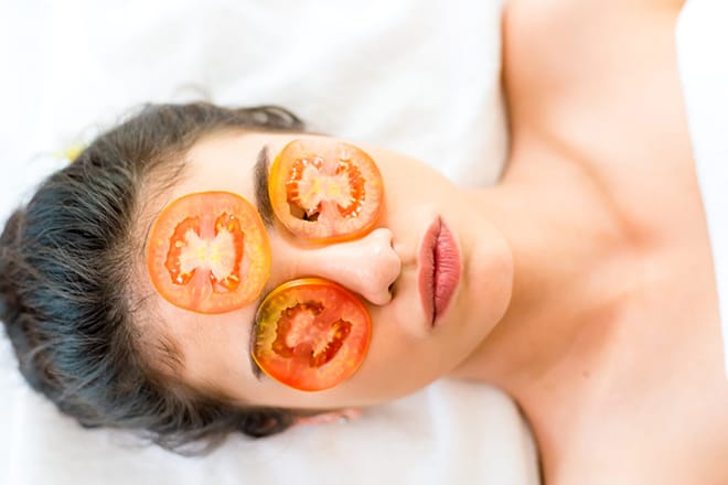 Mặt nạ trị nám và tàn nhang từ thiên nhiên với những công thức đơn giản nhất Mặt nạ cà chua