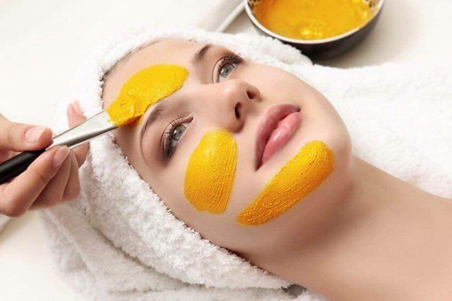 Bột nghệ trị tàn nhang tại nhà với 3 công thức hiệu quả nhất Mặt nạ tinh bột nghệ và sữa tươi