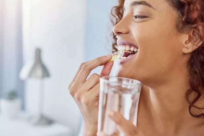 Có nên uống viên uống trắng da để làm đẹp hiệu quả và an toàn không? Có nên uống viên uống trắng da không?