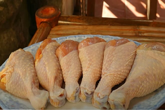 Gà chiên nước mắm tỏi đơn giản, da giòn, nước sốt sánh mịn chân gà