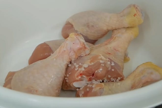 Gà chiên nước mắm tỏi đơn giản, da giòn, nước sốt sánh mịn che đậy