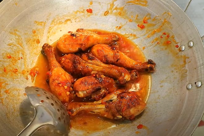 Gà chiên nước mắm tỏi đơn giản, da giòn, nước sốt sánh mịn Ga của mẹ tôi