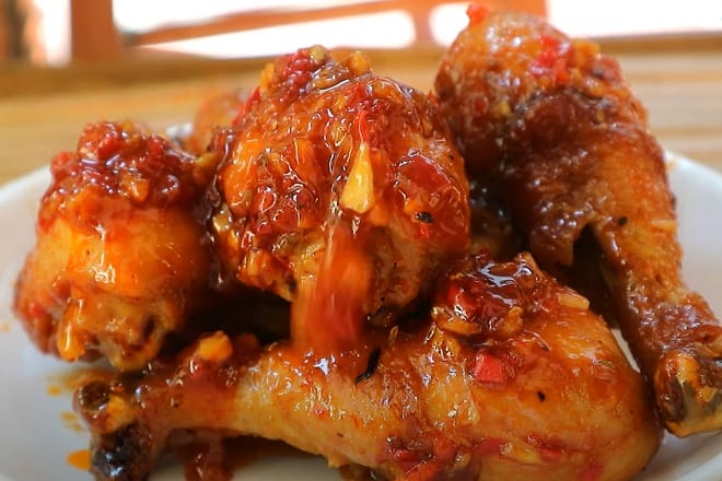 Gà chiên nước mắm tỏi đơn giản, da giòn, nước sốt sánh mịn Tôi làm việc với mẹ tôi