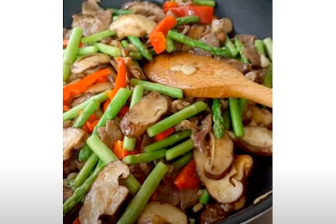 Thịt bò xào nấm măng tây