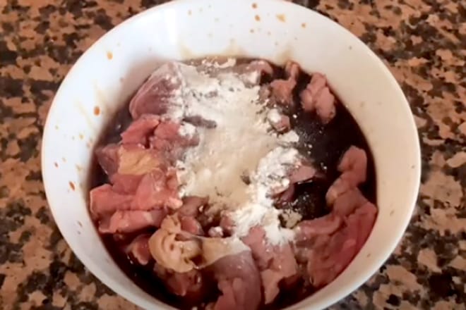 Ướp thịt bò với gia vị và bột bắp