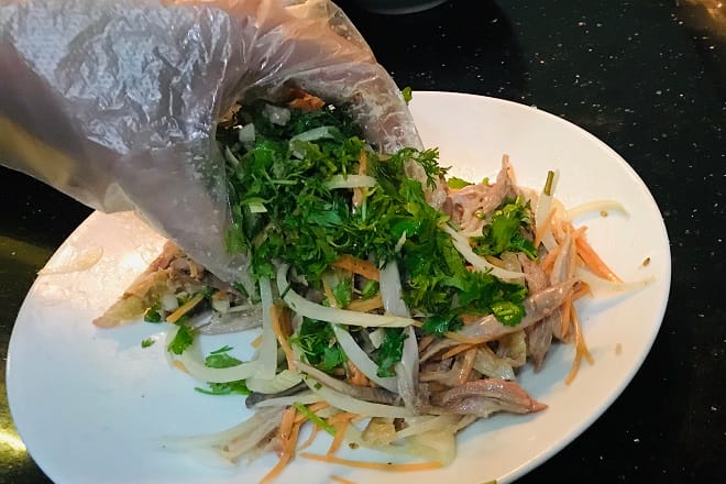 Top 5 cách làm gỏi gà xé phay thơm ngon lạ miệng Mang găng tay trộn salad