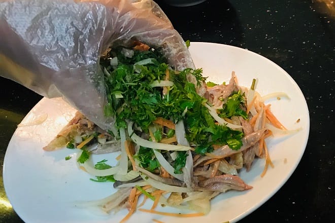 Mang găng tay trộn salad