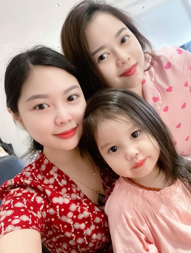 Hằng Túi khoe ảnh chụp chung với gia đình, người ta 