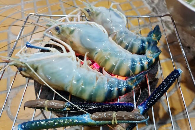 tom cang xanh nấu trên than