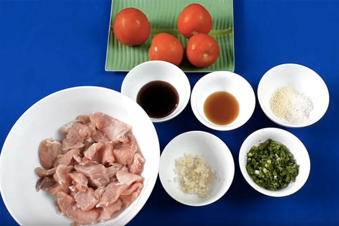 Nguyên liêu là món ba chỉ heo sốt chua