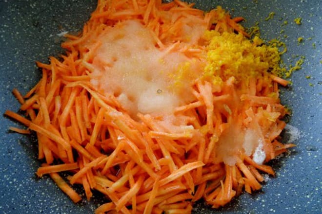 2 cách làm mứt cam cà rốt ngon, đẹp mắt đón Tết Thay vao do, co gai cam giac tren duong pho.