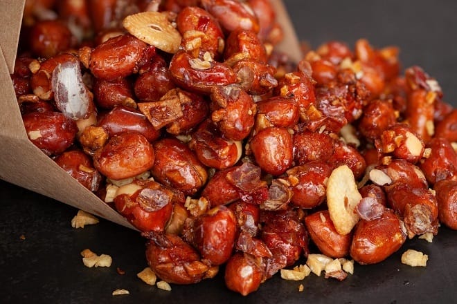 Ăn hạt gì trong ngày Tết? Top 11 loại hạt ngon và bổ dưỡng thể hiện lòng hiếu khách Đậu phộng rang