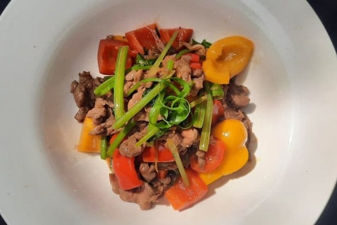 Bò xào hành tây ớt chuông