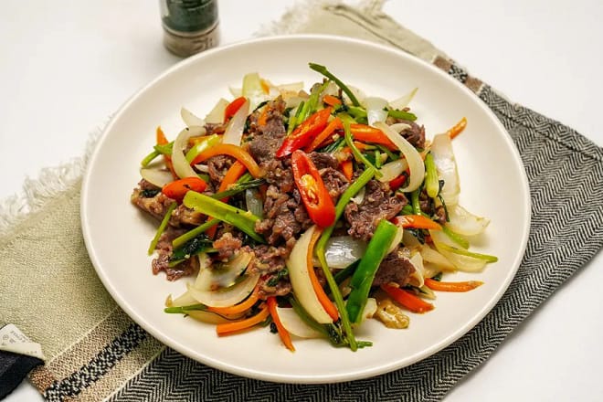 Thịt bò xào hành tây cà rốt