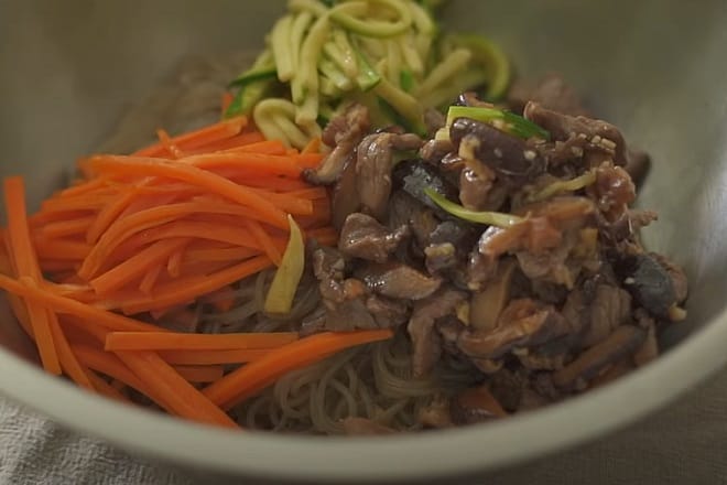 Món bún trộn kiểu Hàn cần dùng những nguyên liệu gì để chuẩn bị? thế giới