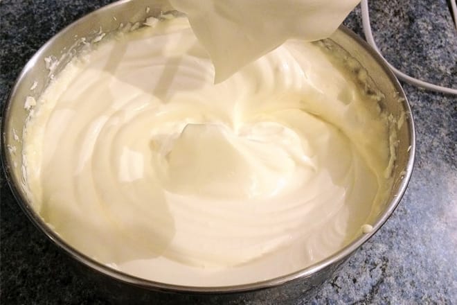 tron bot làm bánh gato