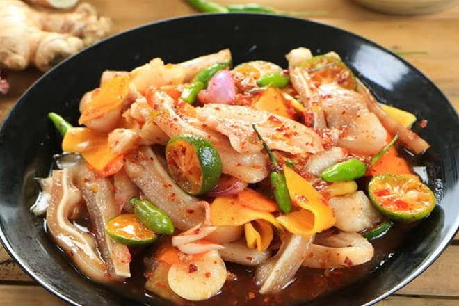 gọi tai heo sot thai