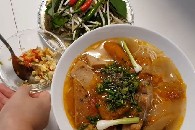 Bún cá Đà Nẵng nấu đơn giản