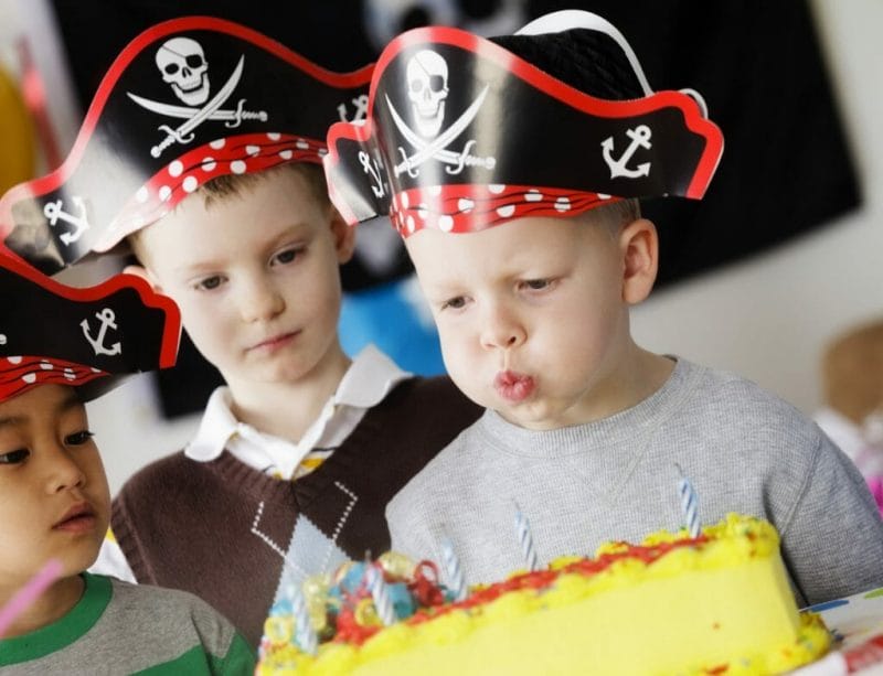 Một nhóm nam sinh đội mũ cướp biển đang tổ chức sinh nhật.
