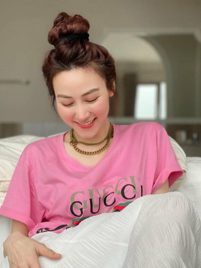 Ngân Khánh mặc áo hồng cười bẽn lẽn, dân tình kéo nhau đi chúc mừng Ngân Khánh mặc áo hồng cười bẽn lẽn, dân tình đổ xô nhau chúc mừng - 3