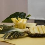 3 cách gọt dứa nhanh, thái dứa đẹp không bị dập 230073-cach-got-dua.jpg