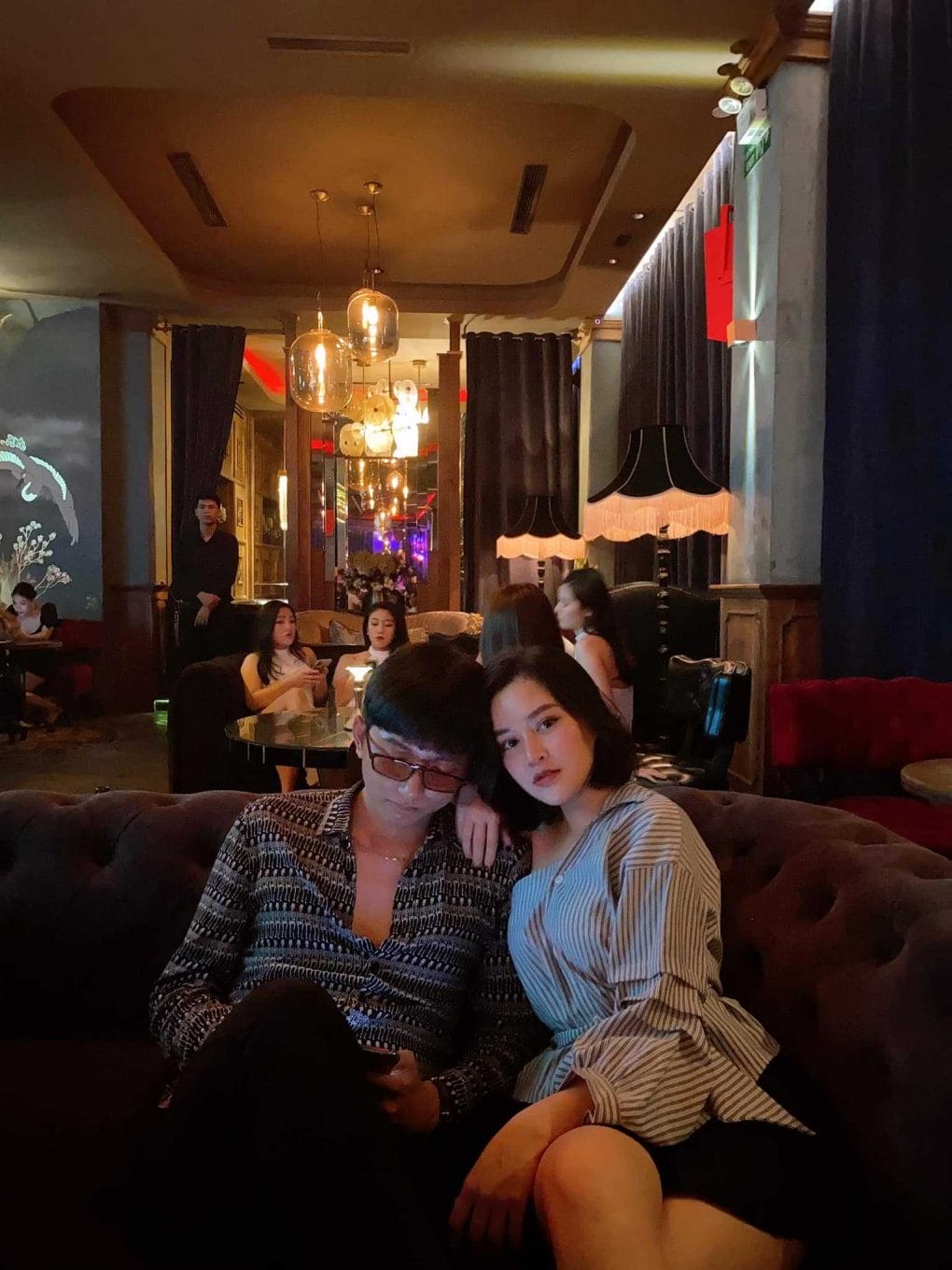 Vợ Hotmom ngắm túi hàng trăm triệu, chồng di chuyển không 1 động thái thừa khiến chị em chỉ ước ao - Ảnh 4.