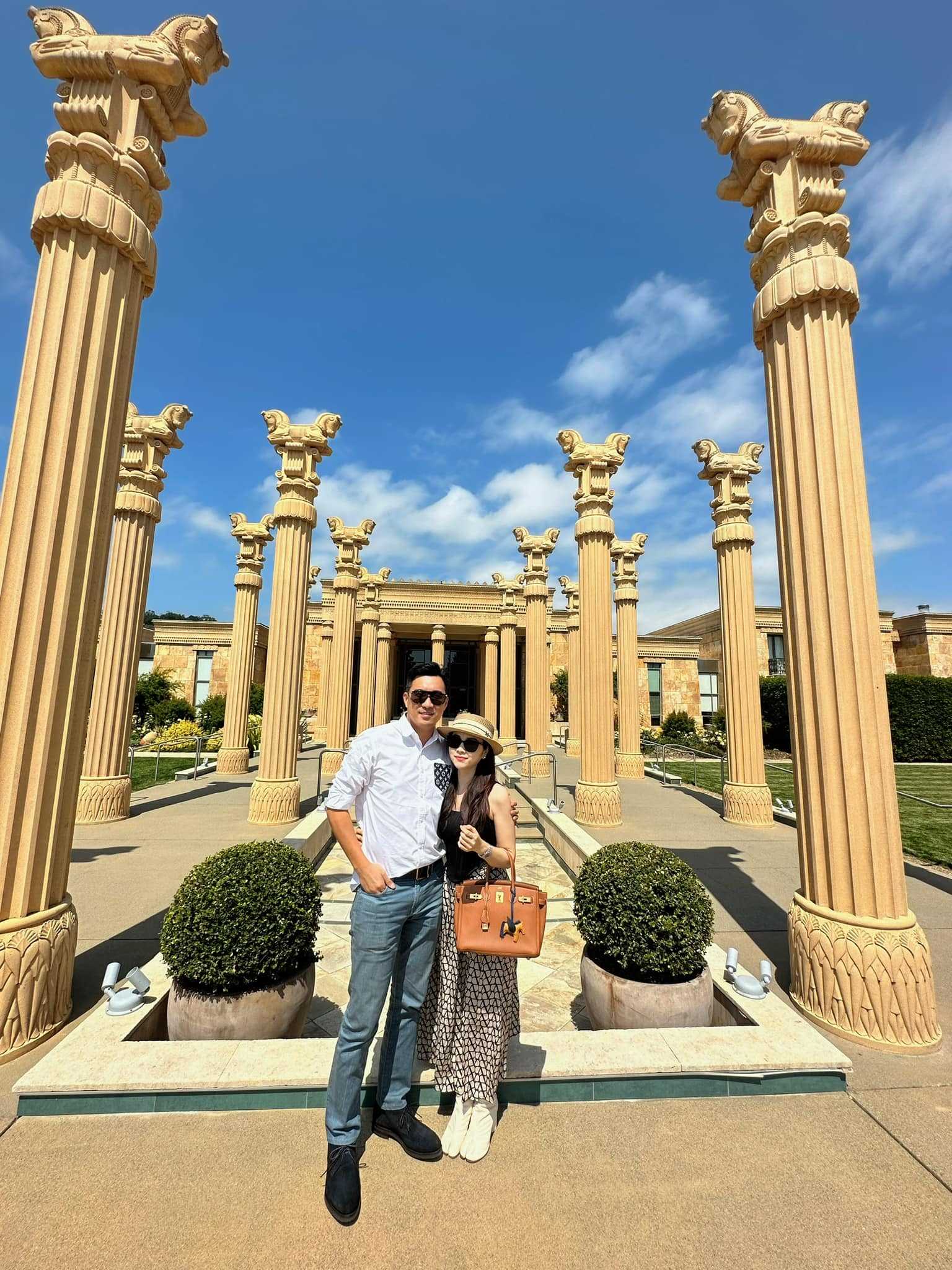 Hang Bag và bạn trai tung loạt ảnh du lịch lãng mạn, chứng minh họ là người nhà 358078704101605449028396632851379313508955083n 16894798971481566659916 1689486871602 1689486871762409929088