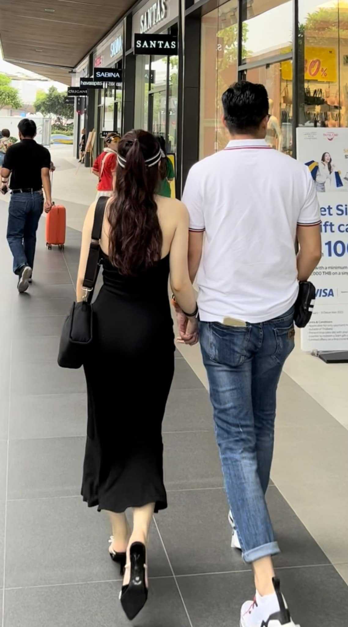 Hang Bag và bạn trai tung loạt ảnh du lịch lãng mạn, chứng minh họ là người nhà 358430630101605551232746635882197405812121703n 16894798972611105948444 1689486870769 1689486870972511158913