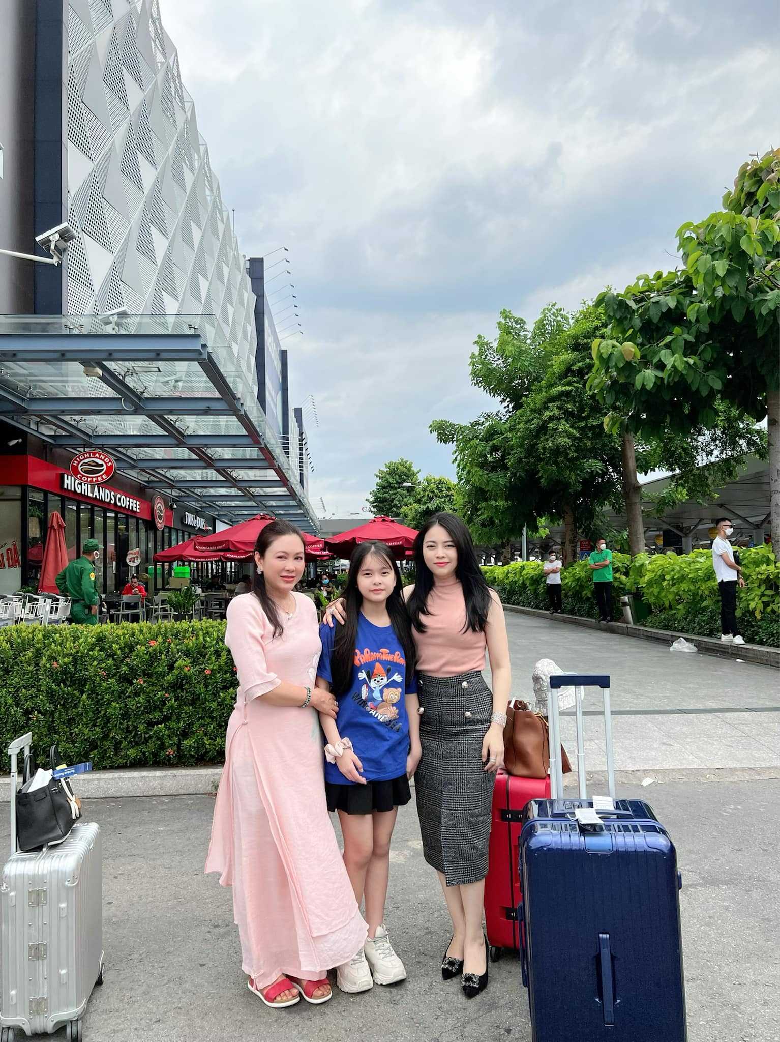 Ngỡ ngàng trước vẻ ngoài trẻ trung của con gái Hàng Túi con gai hang tui3 17182495930403401551